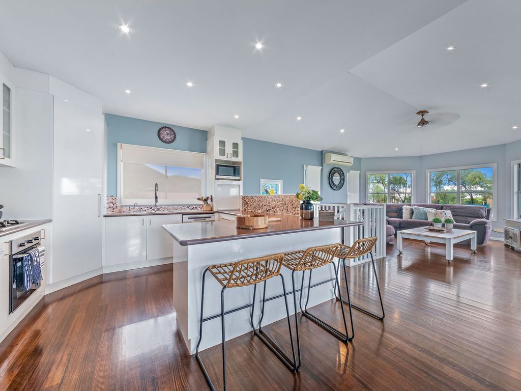 Serene Home in the Peaceful, Private Suburb of Hydeaway Bay