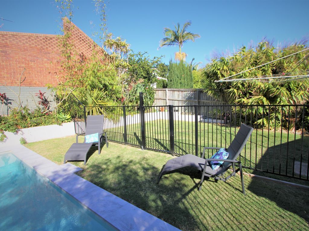 Moffat Beach House 3 Minute Walk: Cafes, Brewery, Park, Beach, Pool, A/c, Pets!