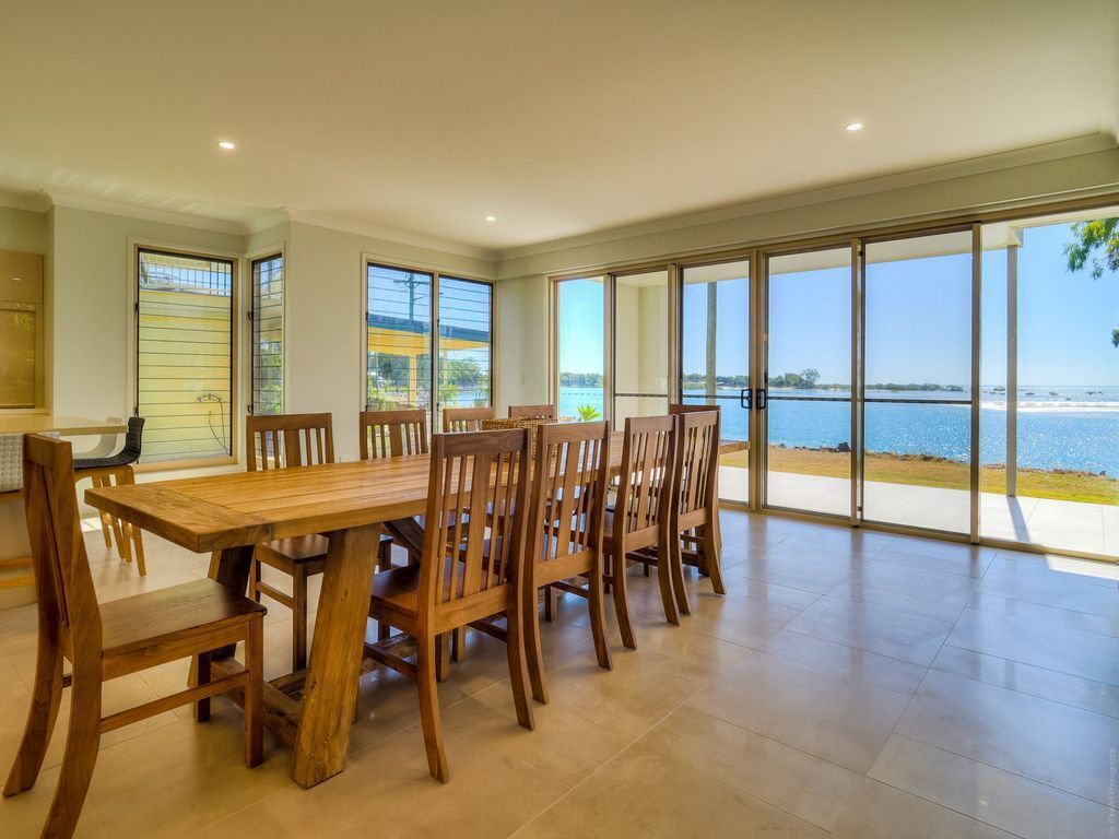 Top Of The Tide - Toogoom- Waterfront- 5br- Aircon- Lift