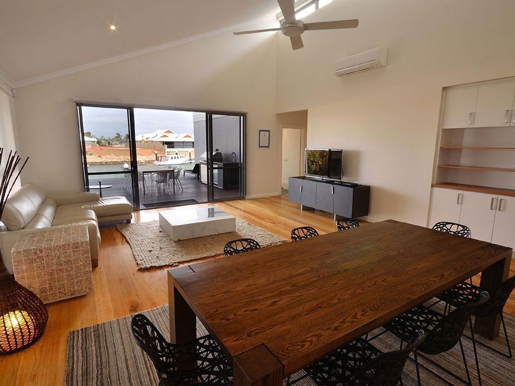 The Carnarvon Luxury Canal Home - Luxurious 4 Bedroom, 3.5 Bathroom Fully Self Contained House