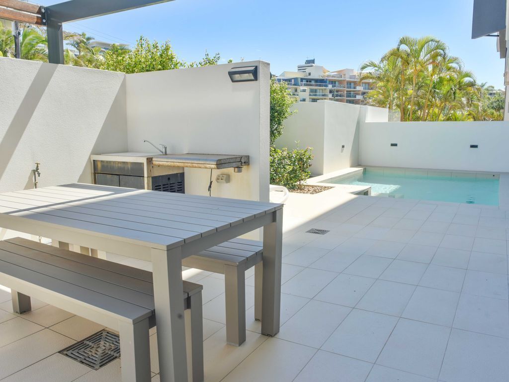 🌴 Spacious living with stunning views Over Kings Beach 🌴1 min to beach cafes and