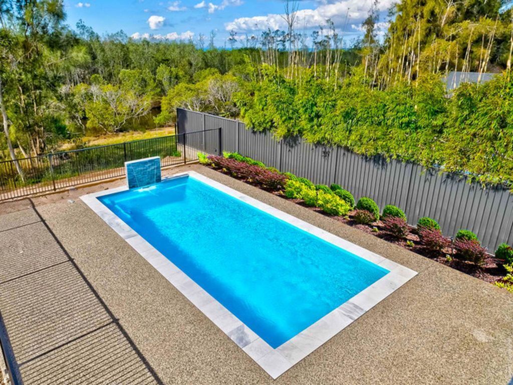 Hampton's House - Burrum Heads- Pool - 5BR - Close to Beach