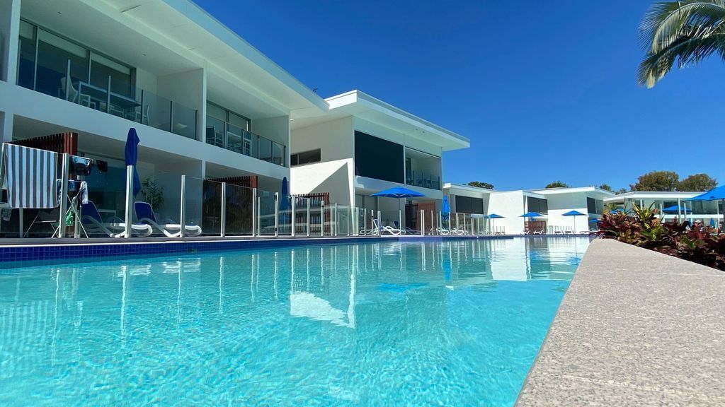 Port Douglas Gem Overlooking one of Port's Largest Swimming Pools