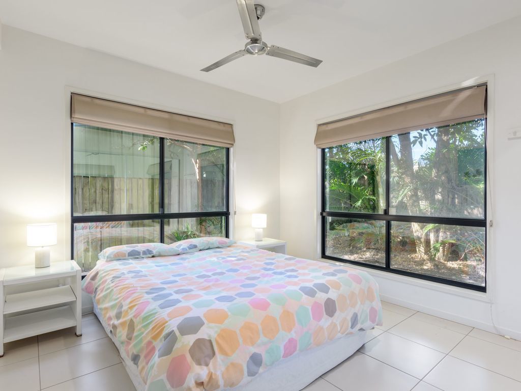Unit 1 Rainbow Surf - Modern, two Storey Townhouse With Large Shared Pool, Close to Beach and Shop