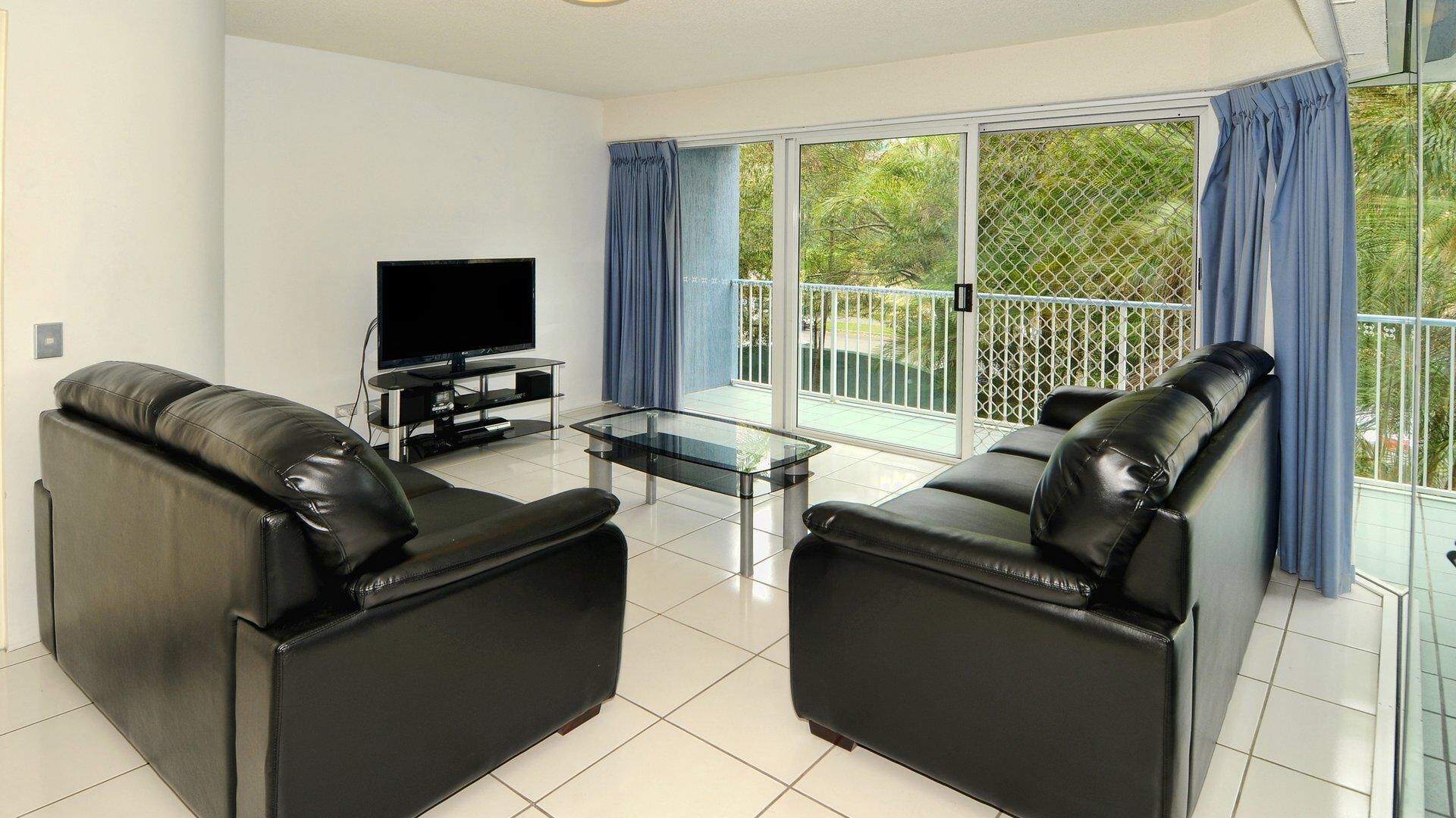 Mainsail 3 - 2 Bedroom unit 100 meters from the Beach!