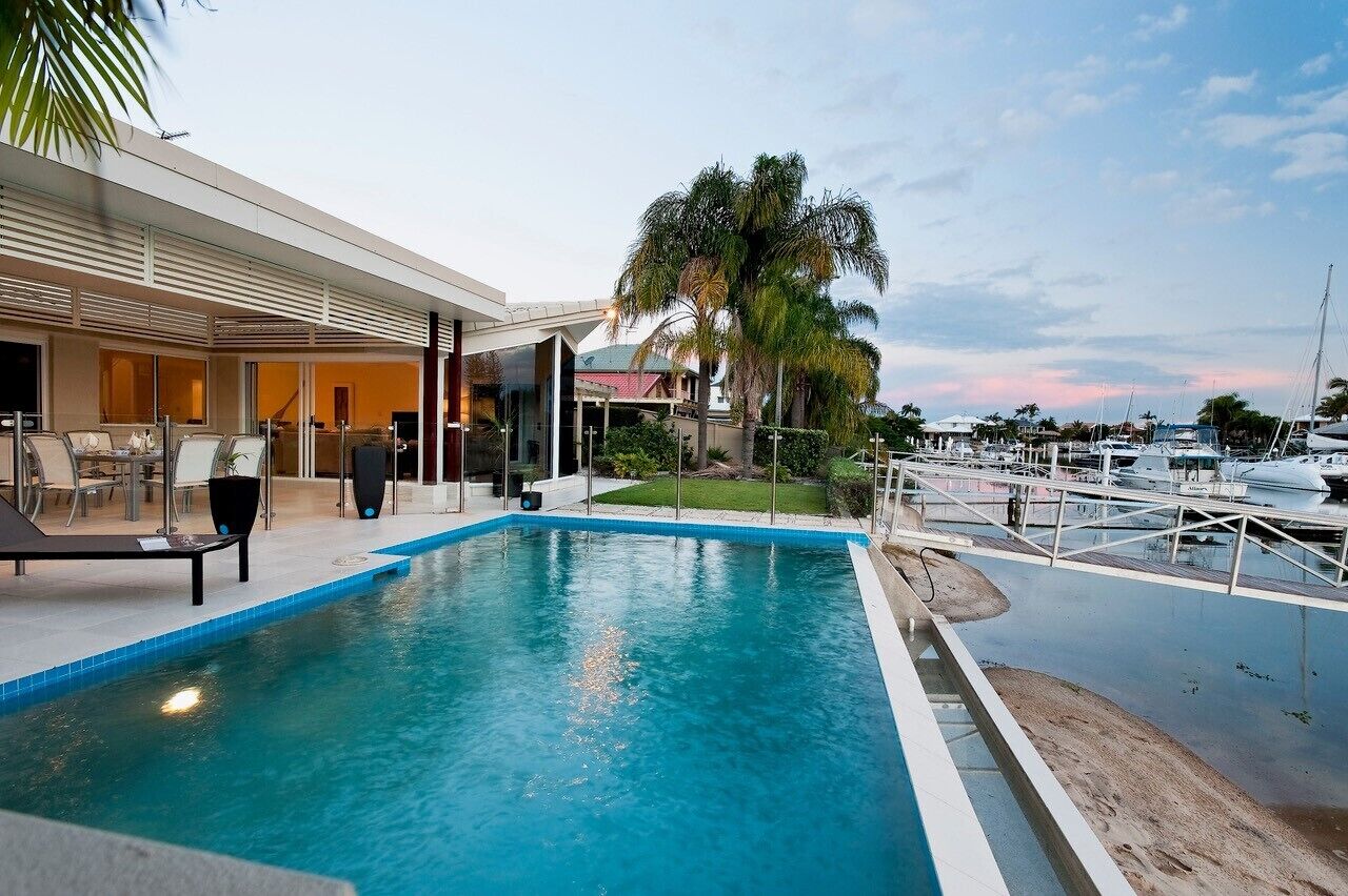 Mulloka Villa. Sunshine Coast - Absolute Waterfront. Private Infinity Pool