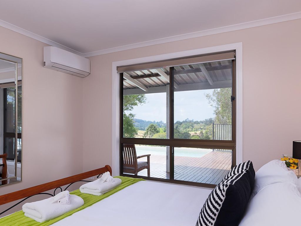 Maleny Holiday House - 4 Bedroom House - 4 Bedroom Self Contained House With 3 Queen Beds Plus 2 Single Beds, Indoor Fire Place, Outdoor Fire pit Plus Private Swimming Pool