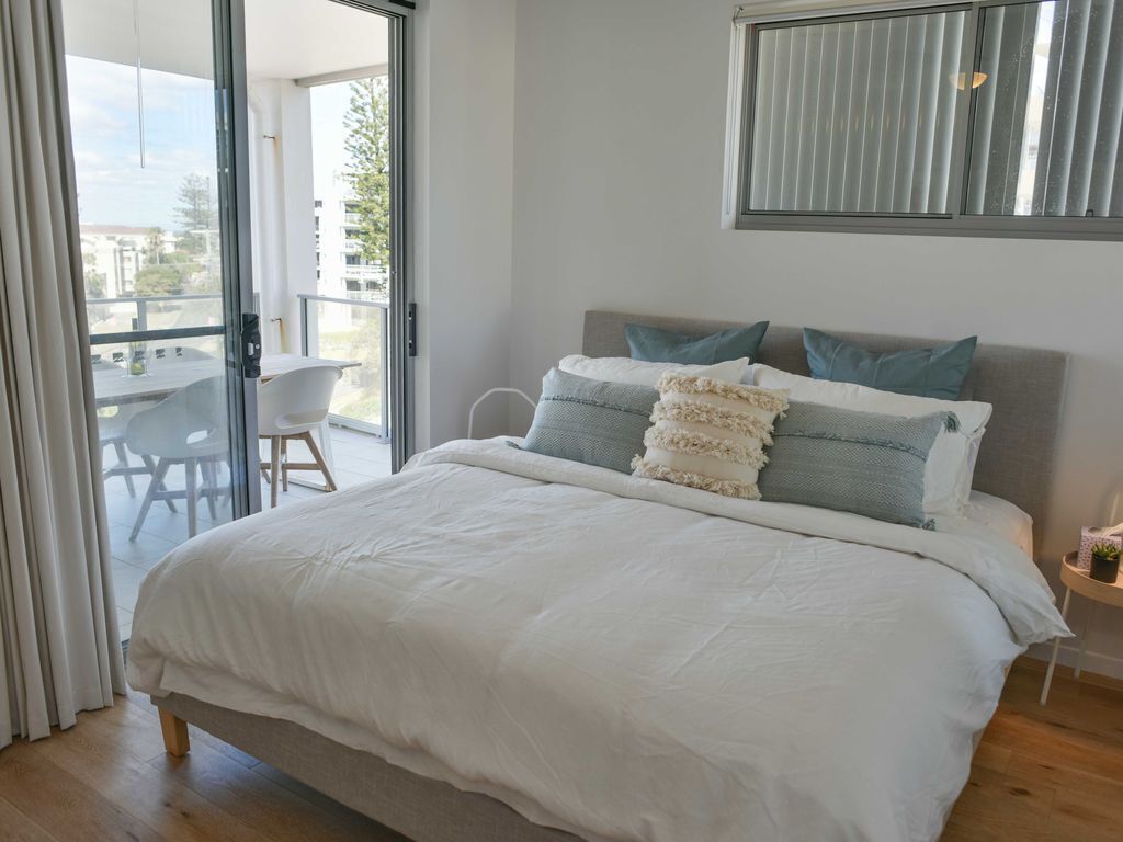 🌴 Spacious living with stunning views Over Kings Beach 🌴1 min to beach cafes and
