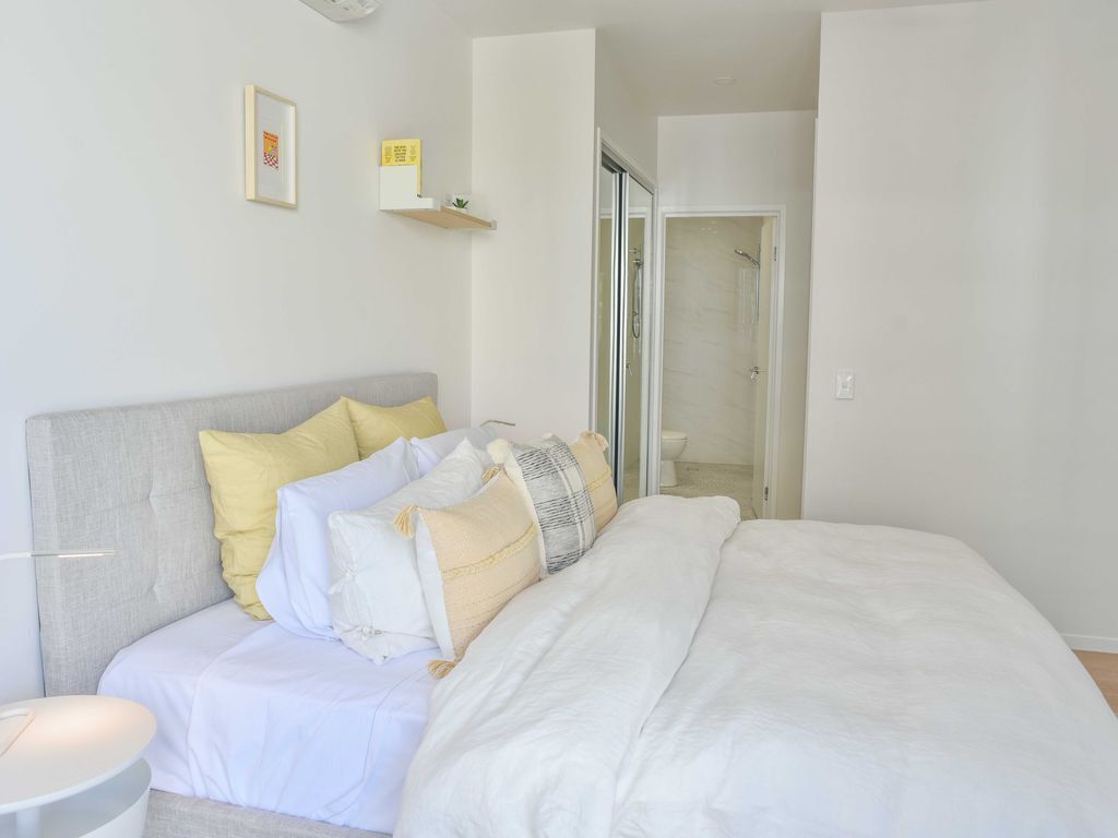🌴 Spacious living with stunning views Over Kings Beach 🌴1 min to beach cafes and