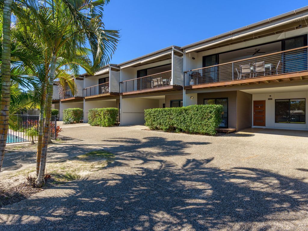 Unit 5 Rainbow Surf - Modern, Double Storey Townhouse With Large Shared Pool, Close to Beach and Shop