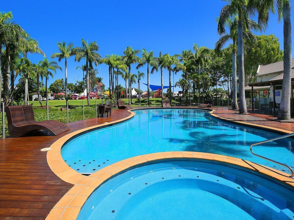 Resort Style - The Oasis Resort Villa 7, 2 Landsborough Pde