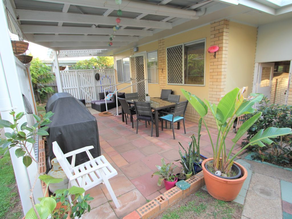 Moffat Beach House 3 Minute Walk: Cafes, Brewery, Park, Beach, Pool, A/c, Pets!