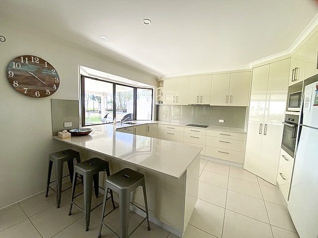 Bay Vista - Burrum Heads- Beachfront- 3 Br-aircon-pets Welcome