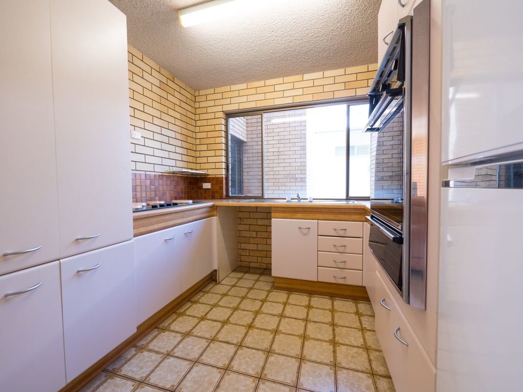 Golden Shores Unit 3, 21 Landsborough Parade