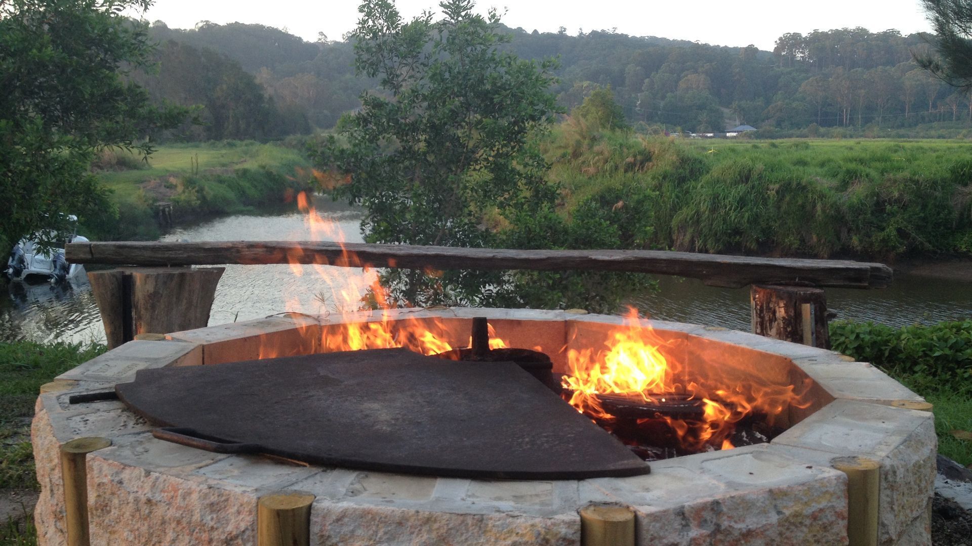 Bonfires, BYO kayak or Tinny, Fishing on-site & Dogs run free!