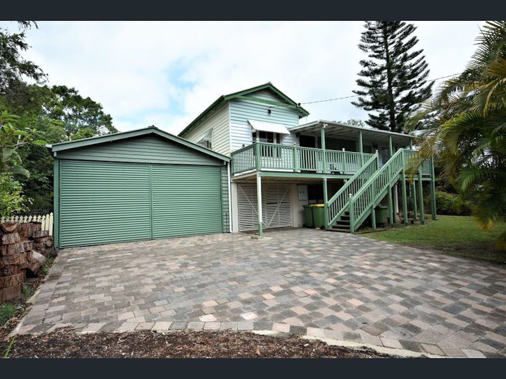 Family Home  - Pets welcome .  15km to Australia Zoo, 20km to amazing beaches.