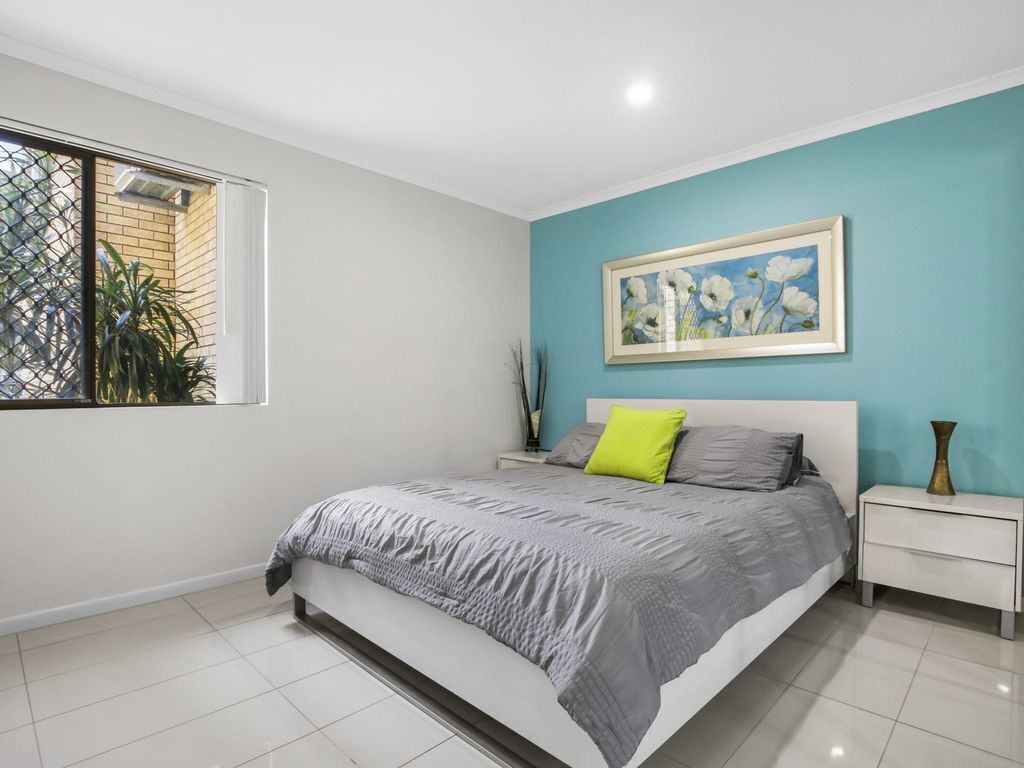 Golden Shores Unit 1, 21 Landsborough Parade