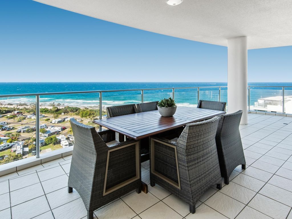 Ocean Views, Parking, Spa and 3 Pools at 2-bed Unit