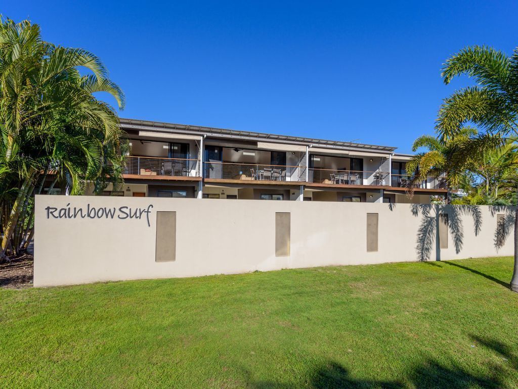 Unit 2 Rainbow Surf - Modern, Double Storey Townhouse With Large Shared Pool, Close to Beach and Shops