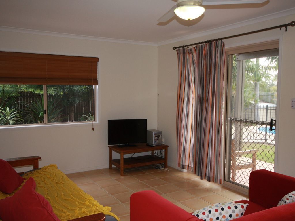 21 Kurrawa Drive - Pet Friendly Family Home With Balcony Overlooking Swimming Pool