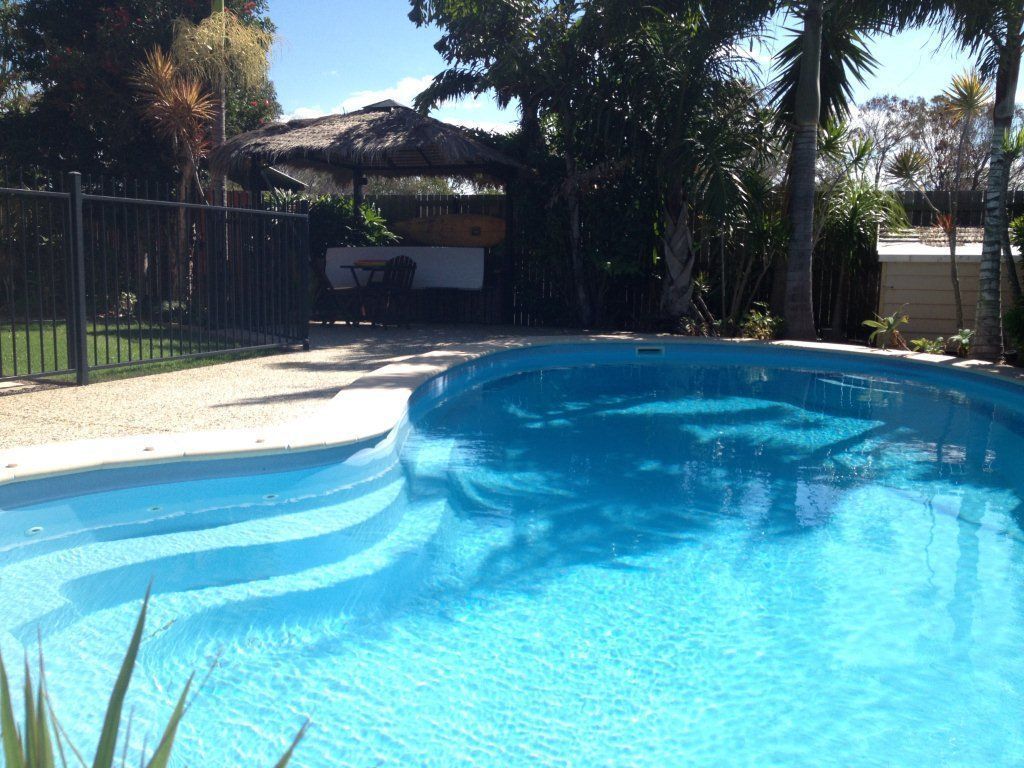 21 Kurrawa Drive - Pet Friendly Family Home With Balcony Overlooking Swimming Pool