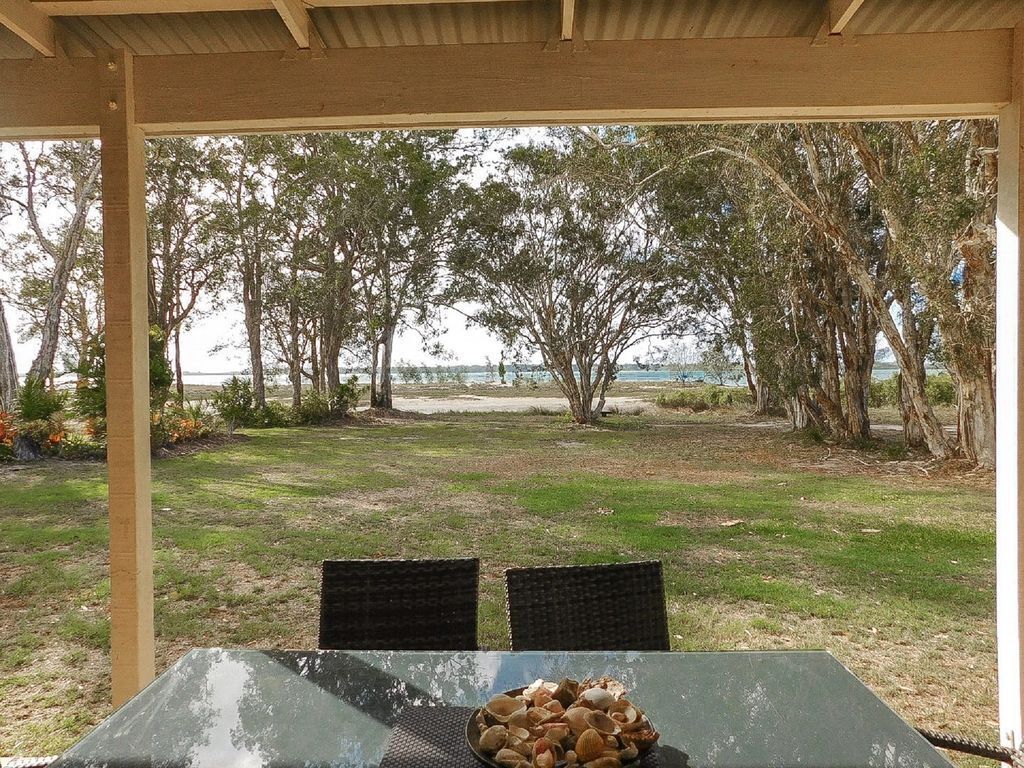 Riverside - Burrum Heads- Riverfront - 3BR - River Fishing..