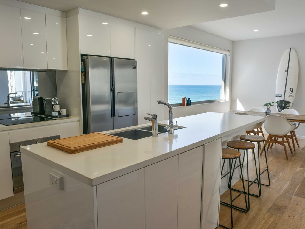 🌴 Spacious living with stunning views Over Kings Beach 🌴1 min to beach cafes and