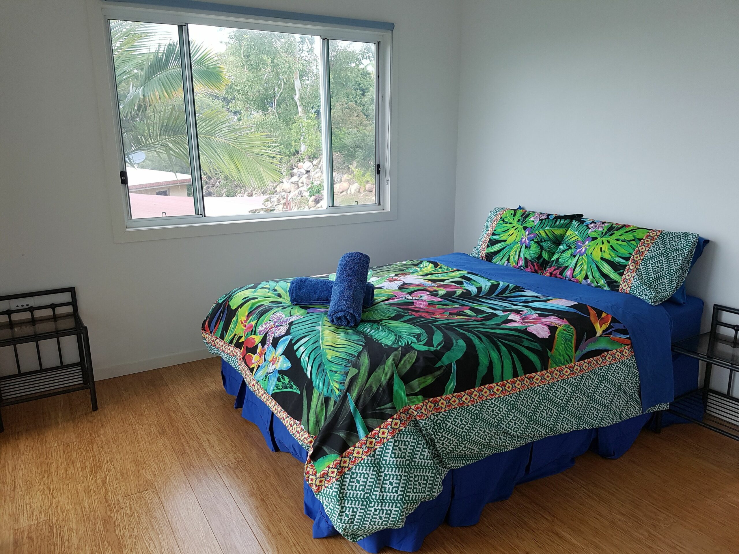 Pet friendly fully furnished unit with harbour views and sea breezes