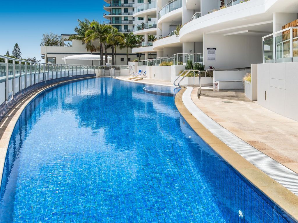 Ocean Views, Parking, Spa and 3 Pools at 2-bed Unit