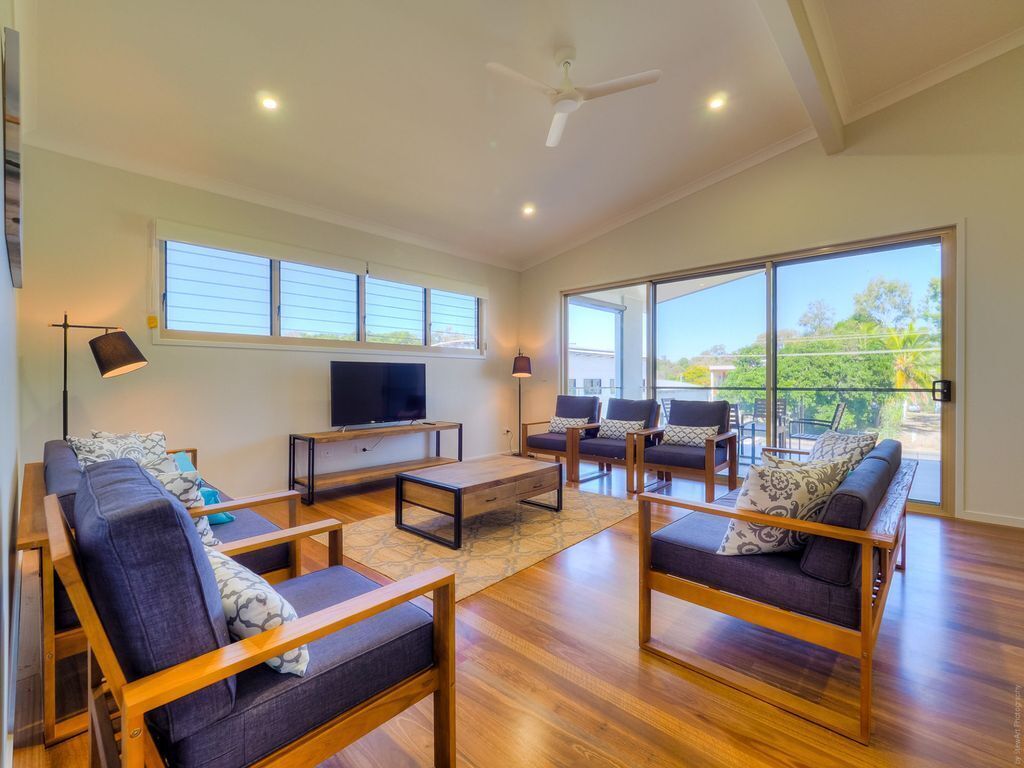 Top Of The Tide - Toogoom- Waterfront- 5br- Aircon- Lift