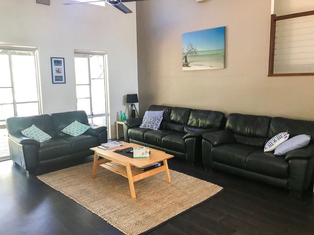 Beach Tails - Toogoom- Beachfront - 3br- Pets Welcome