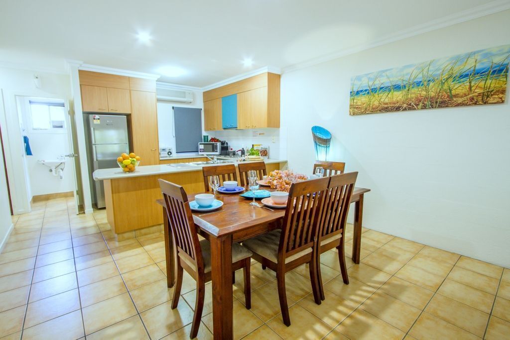 Auski - 2 Bedroom Modern Self Contained Family Unit in Tropical Resort, Short Walk to the Beach