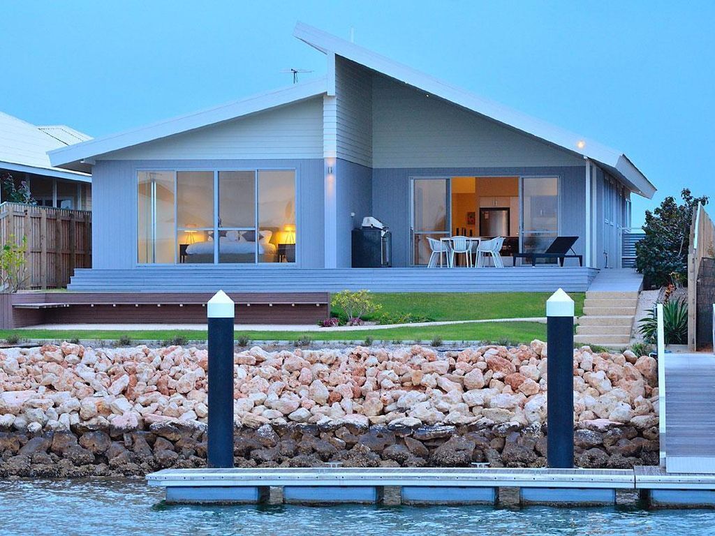 The Carnarvon Luxury Canal Home - Luxurious 4 Bedroom, 3.5 Bathroom Fully Self Contained House