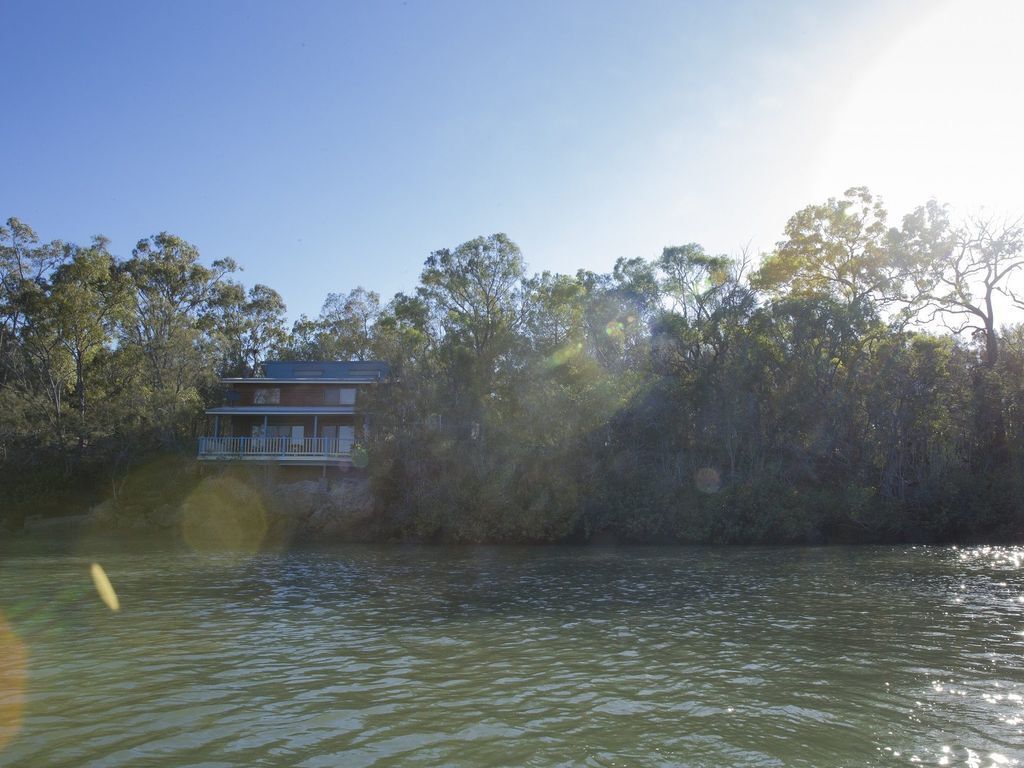 Burrum River Boat House - Pacific Haven- Riverfront - 2BR