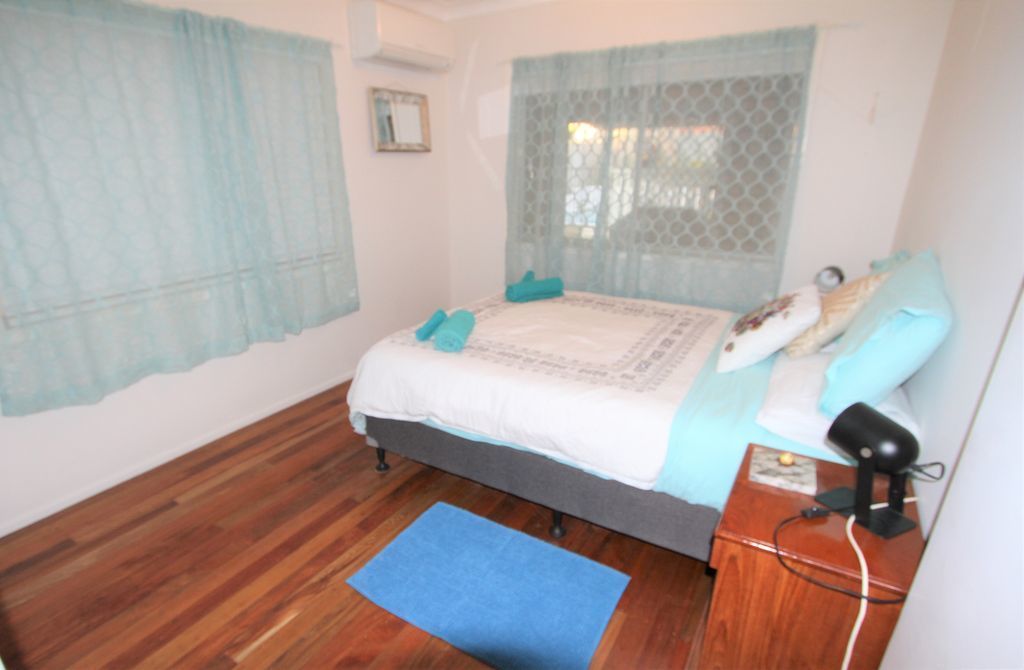 Moffat Beach House 3 Minute Walk: Cafes, Brewery, Park, Beach, Pool, A/c, Pets!