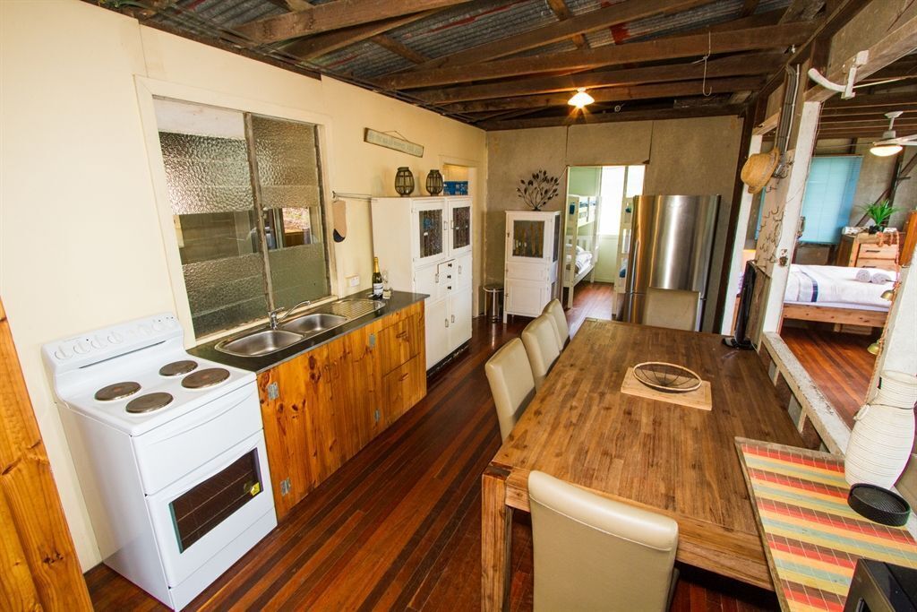 Original Rustic Cabin on the Foreshores of 1770. Sleeps 6, Pets Welcome, Linen & Towels Included