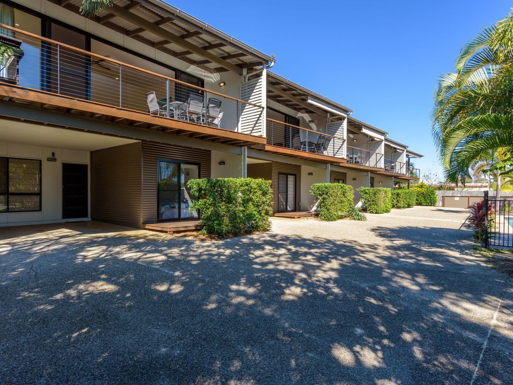 Unit 1 Rainbow Surf - Modern, two Storey Townhouse With Large Shared Pool, Close to Beach and Shop