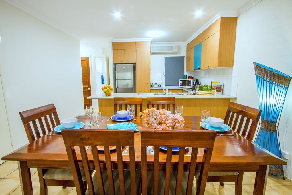 Auski – 2 Bedroom Modern Self Contained Family Unit in Tropical Resort, Short Walk to the Beach