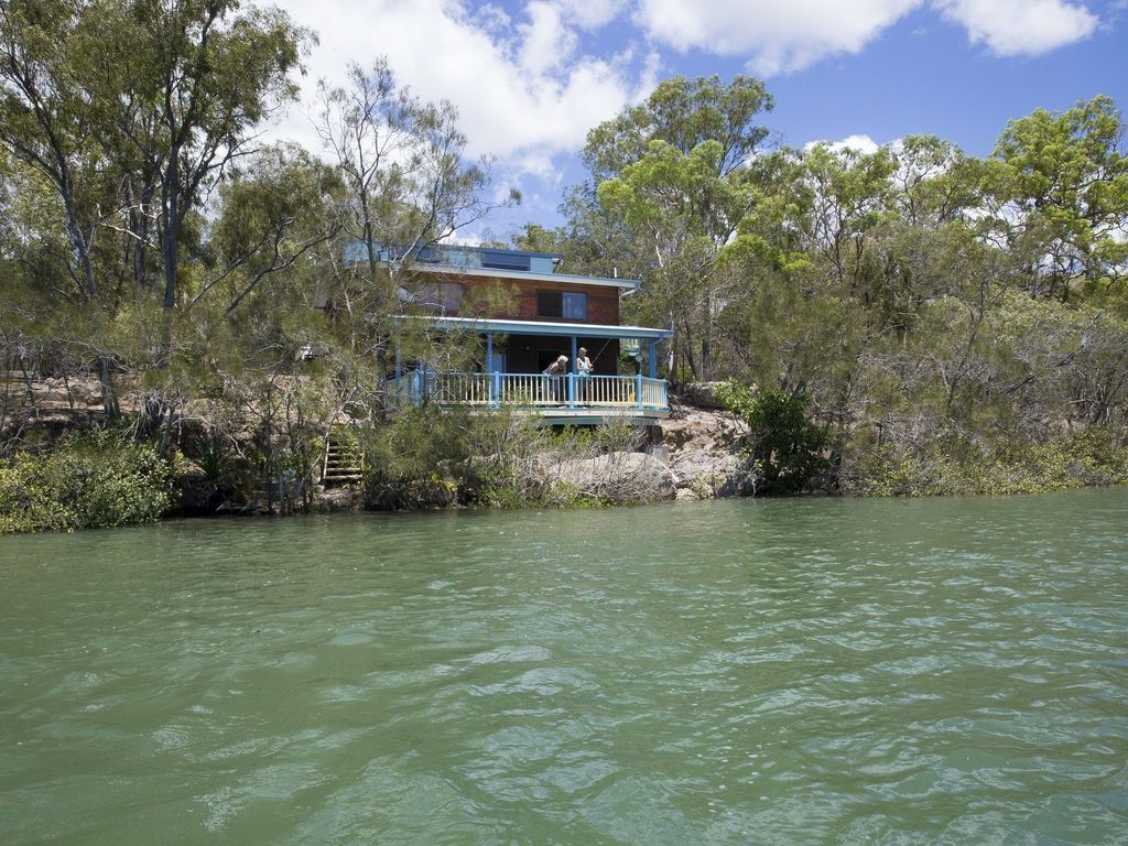 Burrum River Boat House - Pacific Haven- Riverfront - 2BR