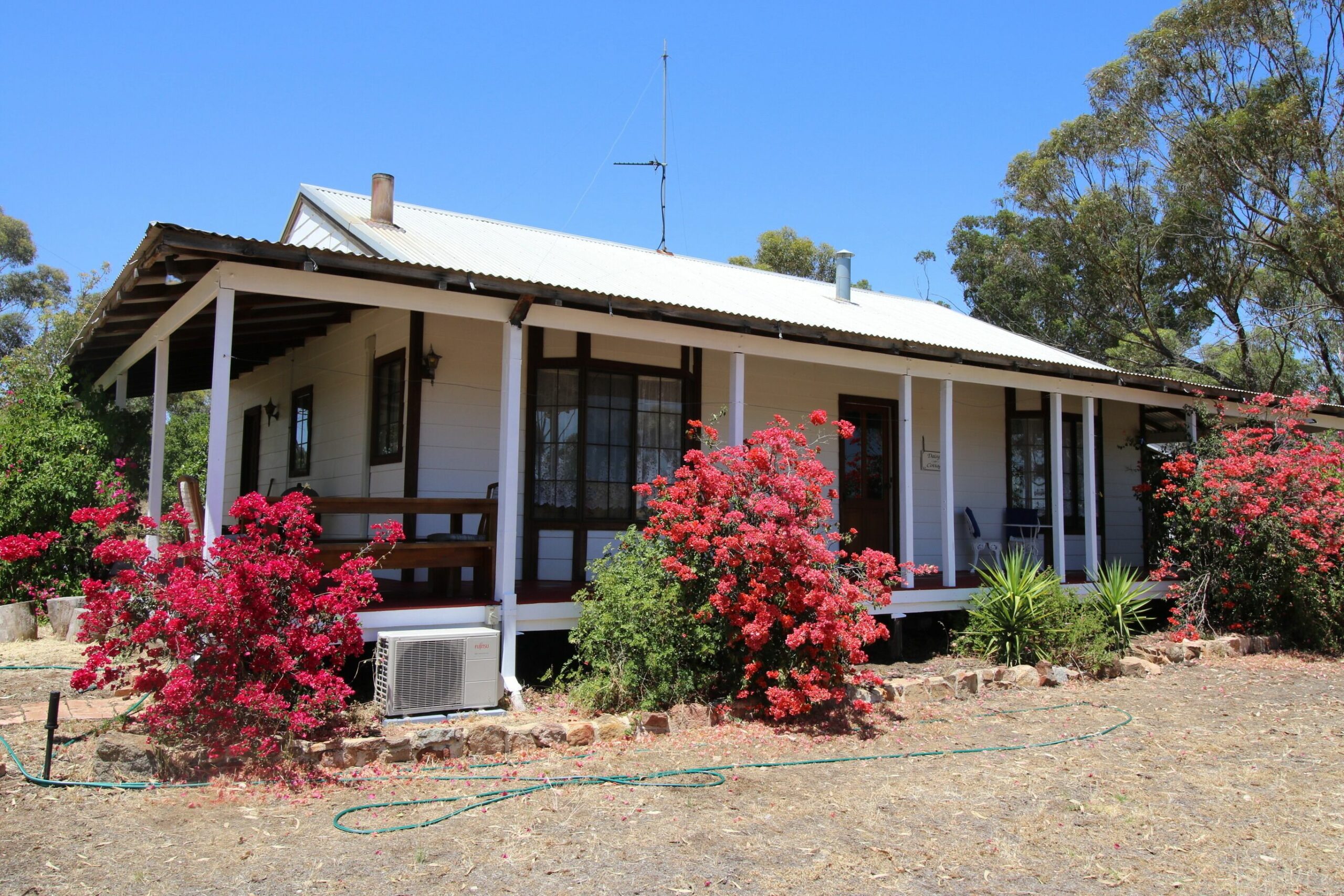 Daisy Cottage Located on a Heritage Farm est 1836 and Known as Buckland Estate