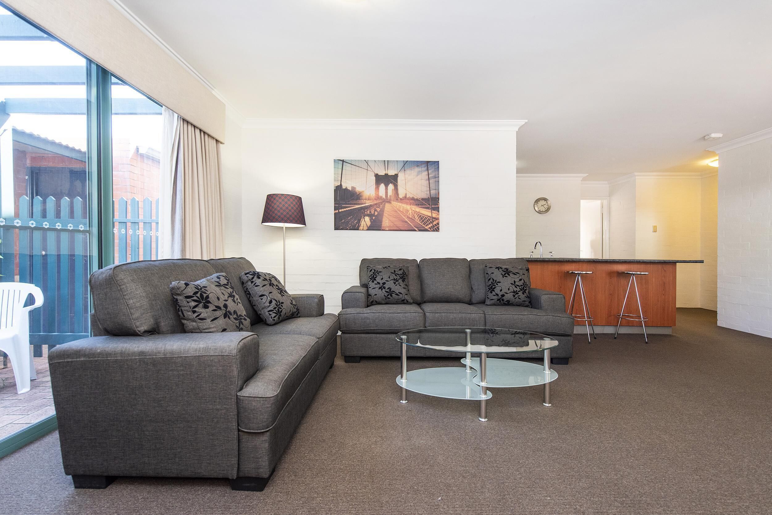 Subiaco Village With Pool, BBQ & spa - Free Parking and Wifi - two Bedroom