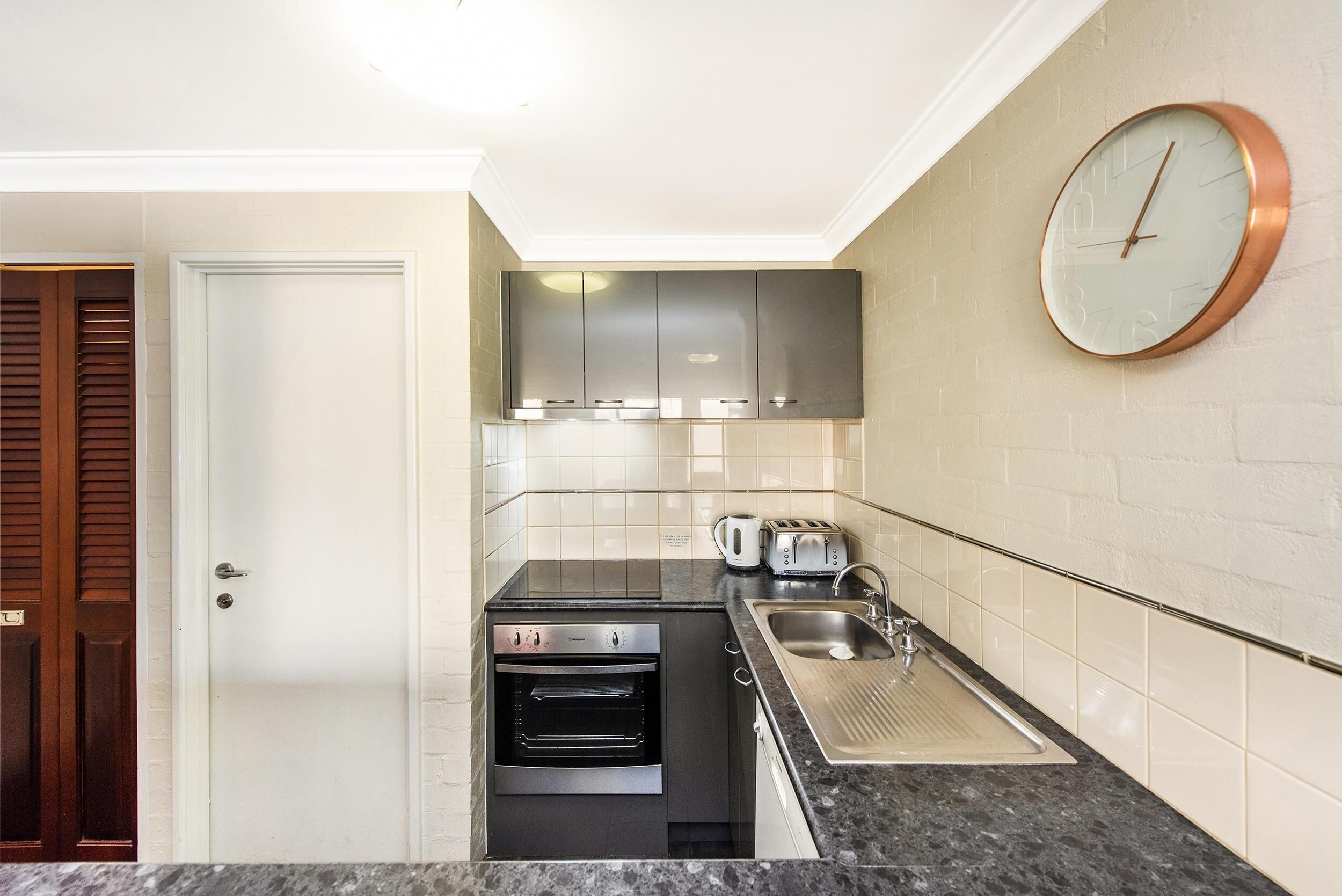 Subiaco Village With Pool, BBQ & spa - Free Parking and Wifi - 3 Bedroom 2 Bathrooms