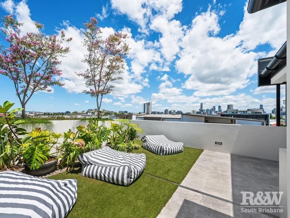 Premium Boutique Living in Stunning Oversized apt Just 3km From Brisbane CBD