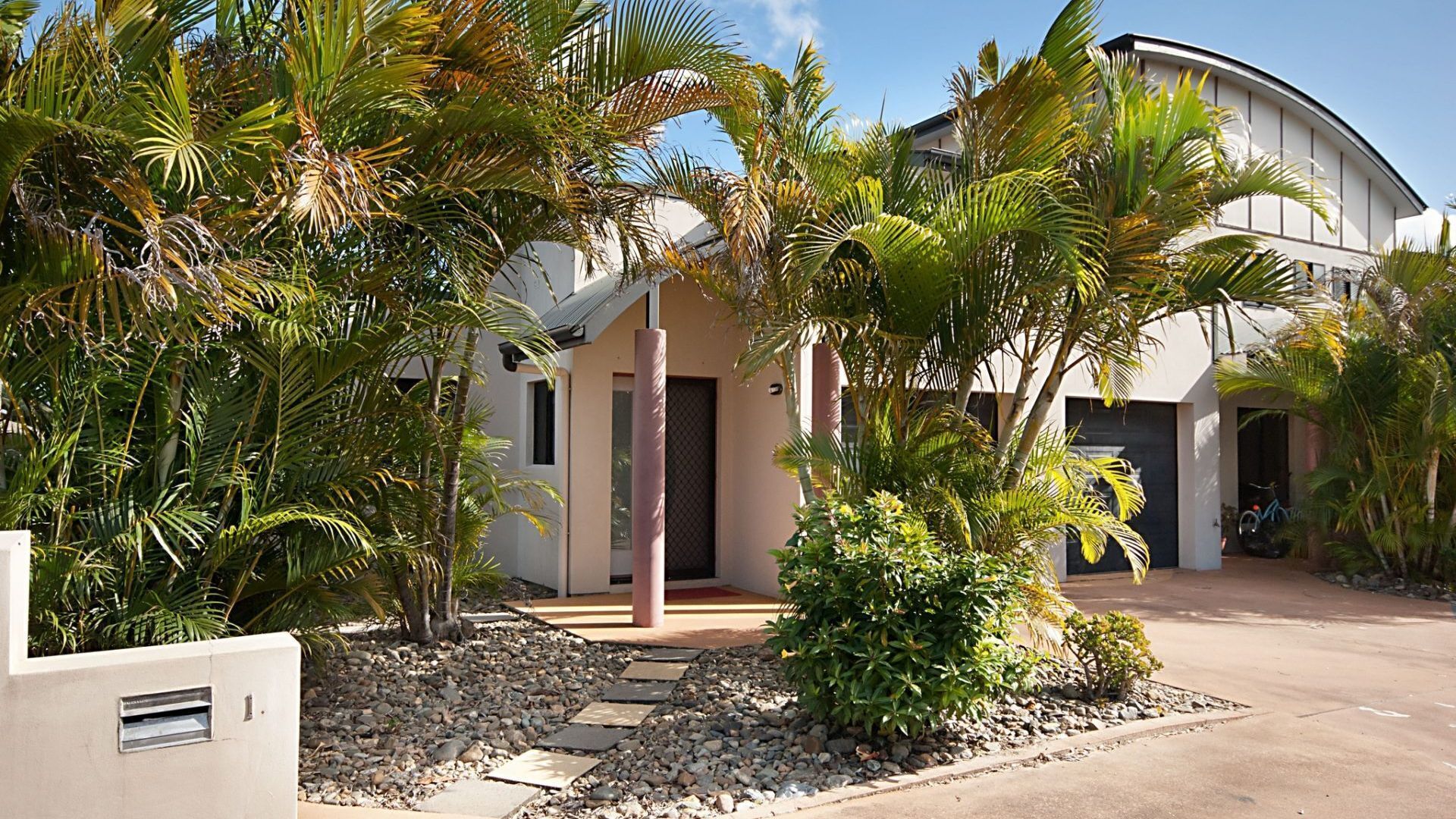 MAP1/21- THREE BEDROOM TOWNHOUSE WITH FREE WIFI + SWIMMING POOL + FOXTEL