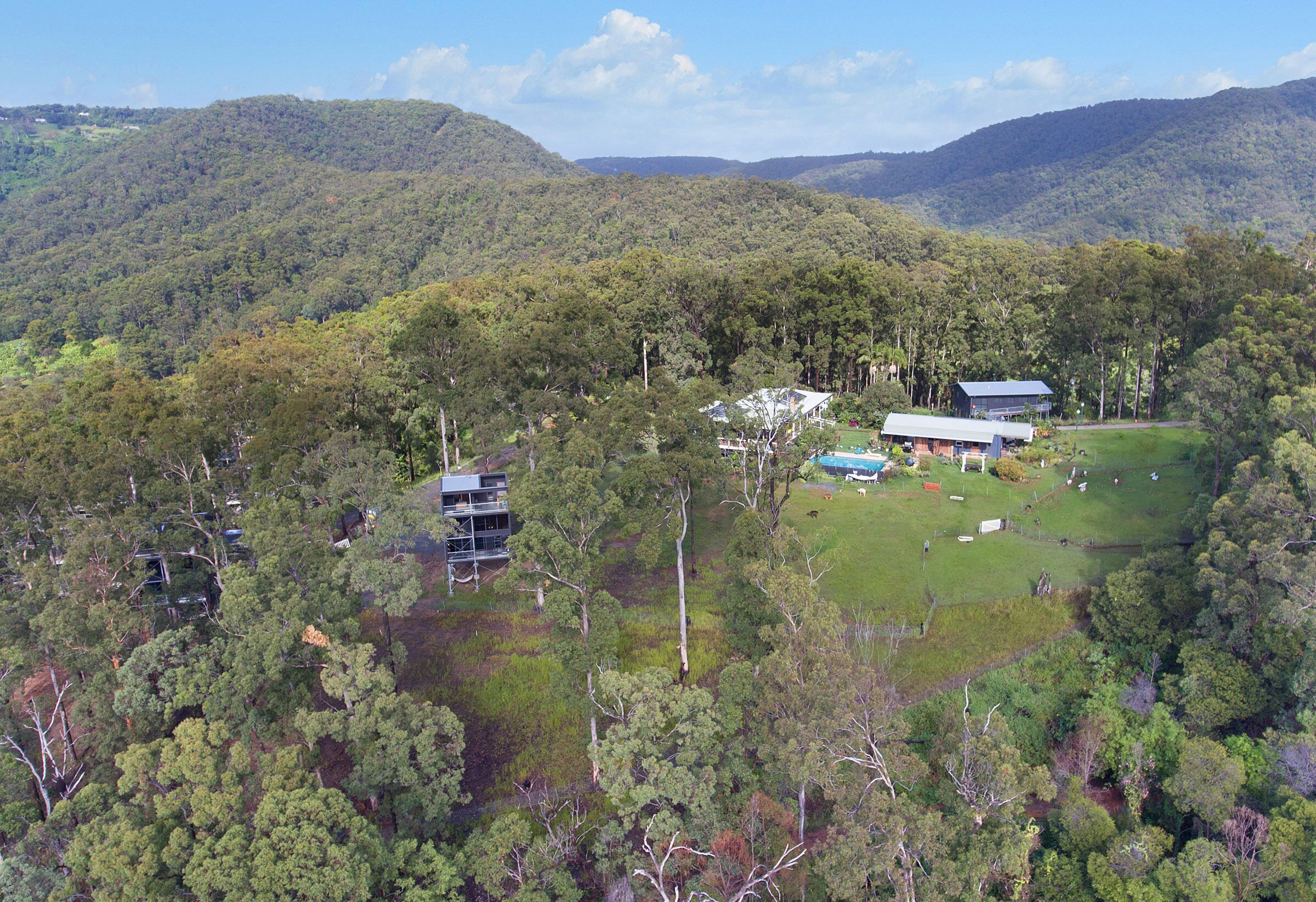 Tree House #1. Private, Stone Bath With Amazing Views to the Gold Coast.3levels