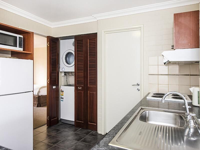 Subiaco Village With Pool, BBQ & spa - Free Parking and Wifi - two Bedroom