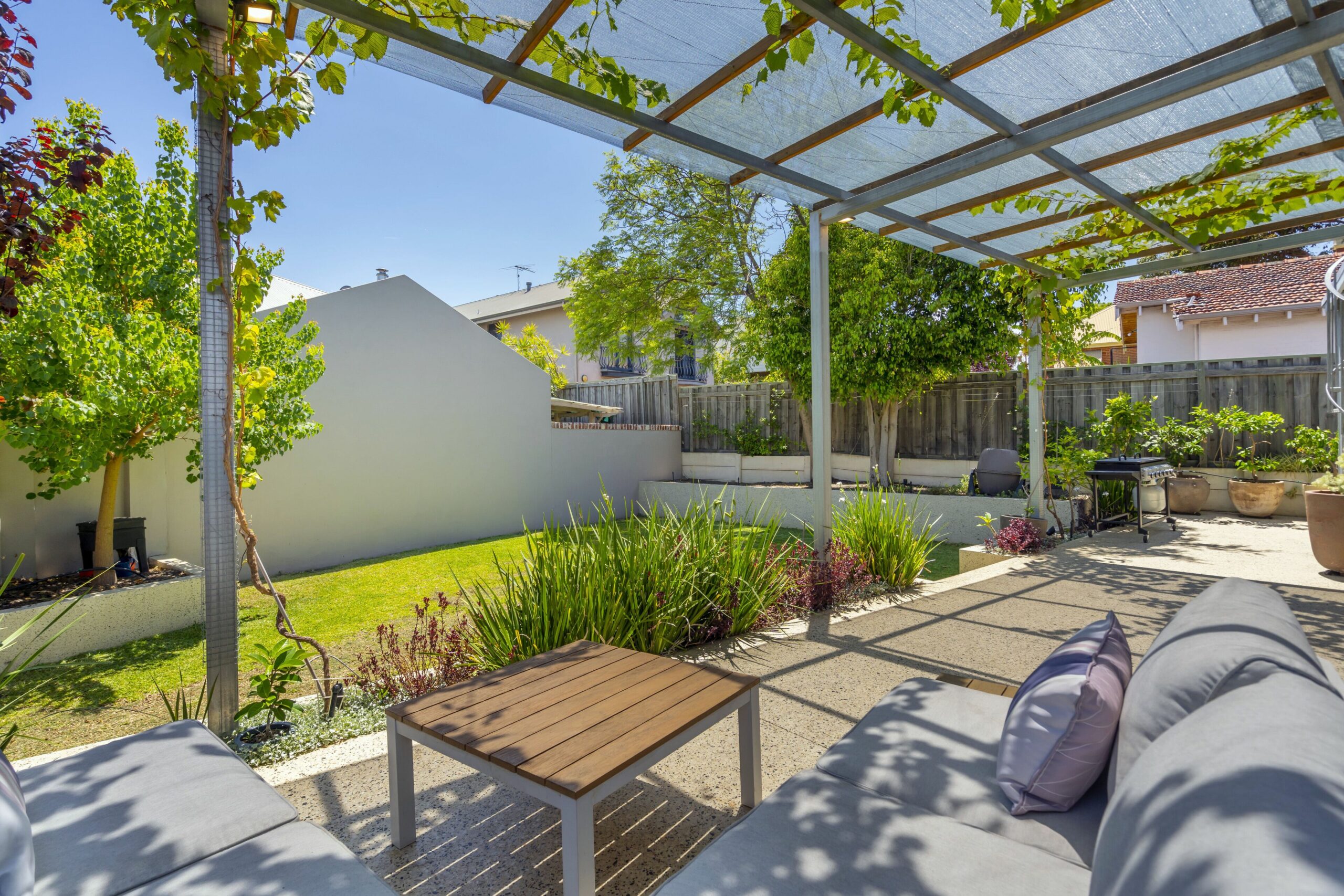 Outdoor Oasis With Views! Walk to Freo, Beach, Cafes & More..