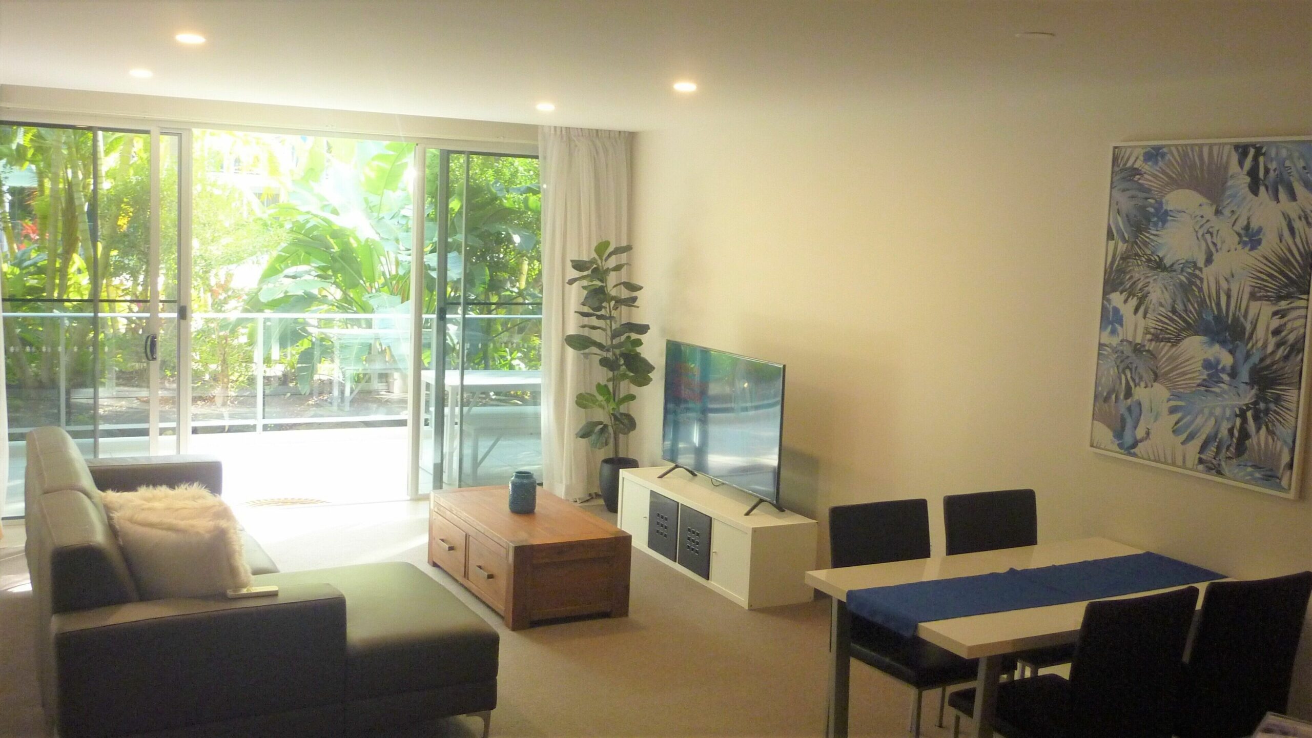 Entire 2BR Apartment - Azzura Greens Hope Island - Fully Furnished