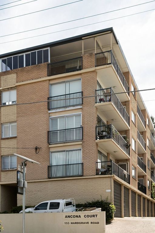 Re-imagined Urban Flat With Skyline View Balcony