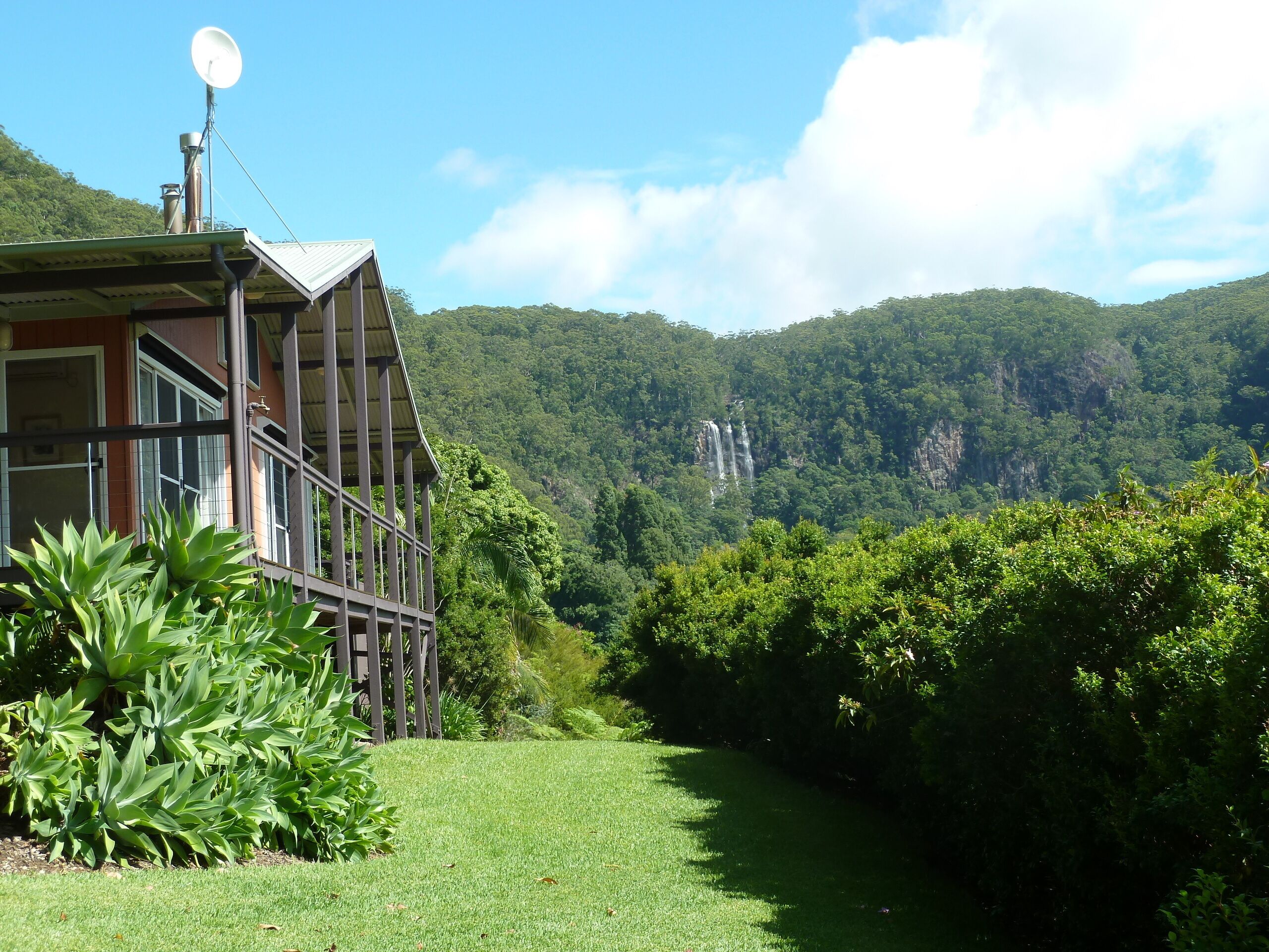 CLOGHEEN COTTAGE  Stunning Mountain and Ocean Views in the Byron Bay Hinterland